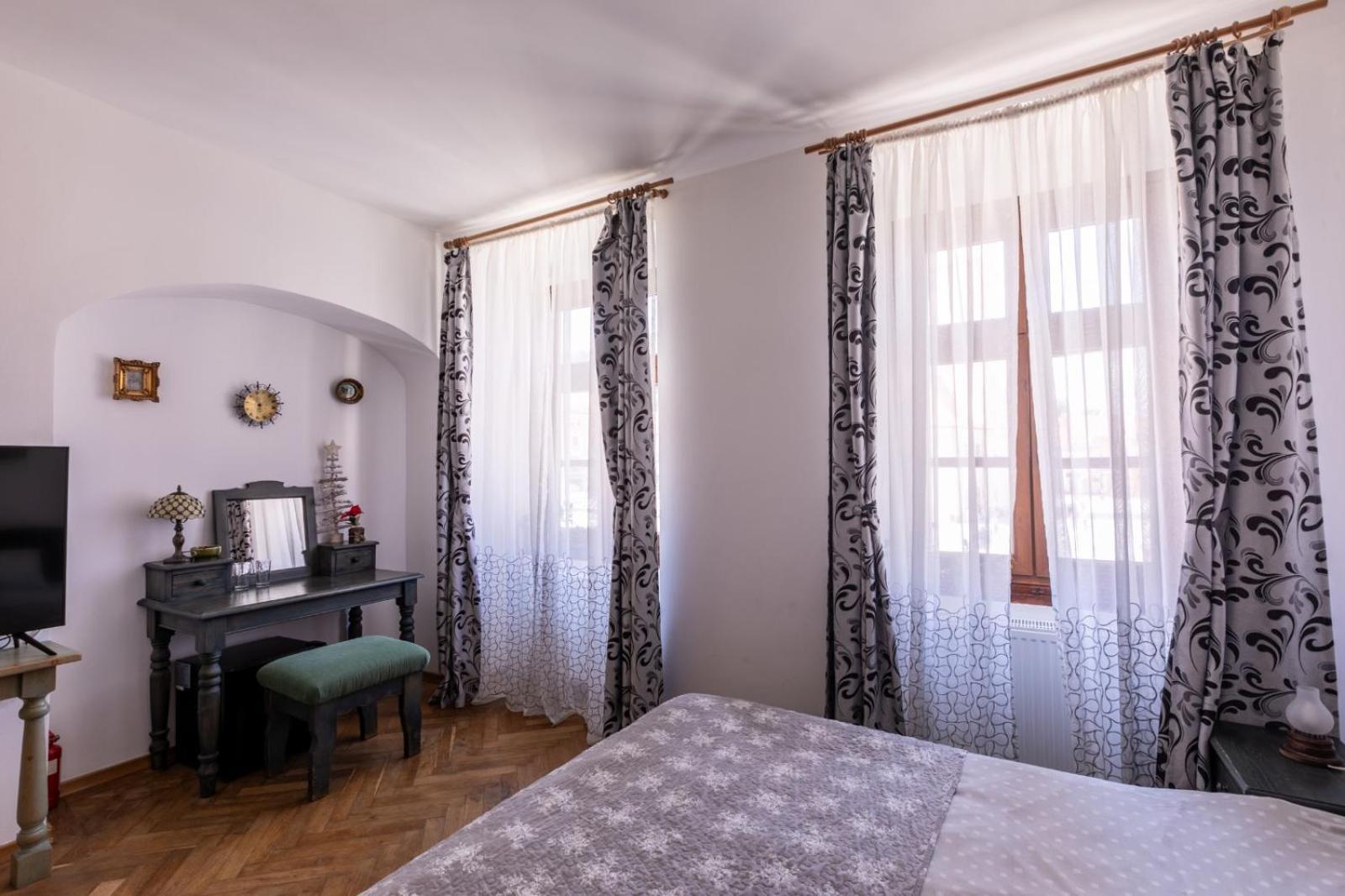 4 Rooms Piata Sfatului Brasov Luaran gambar