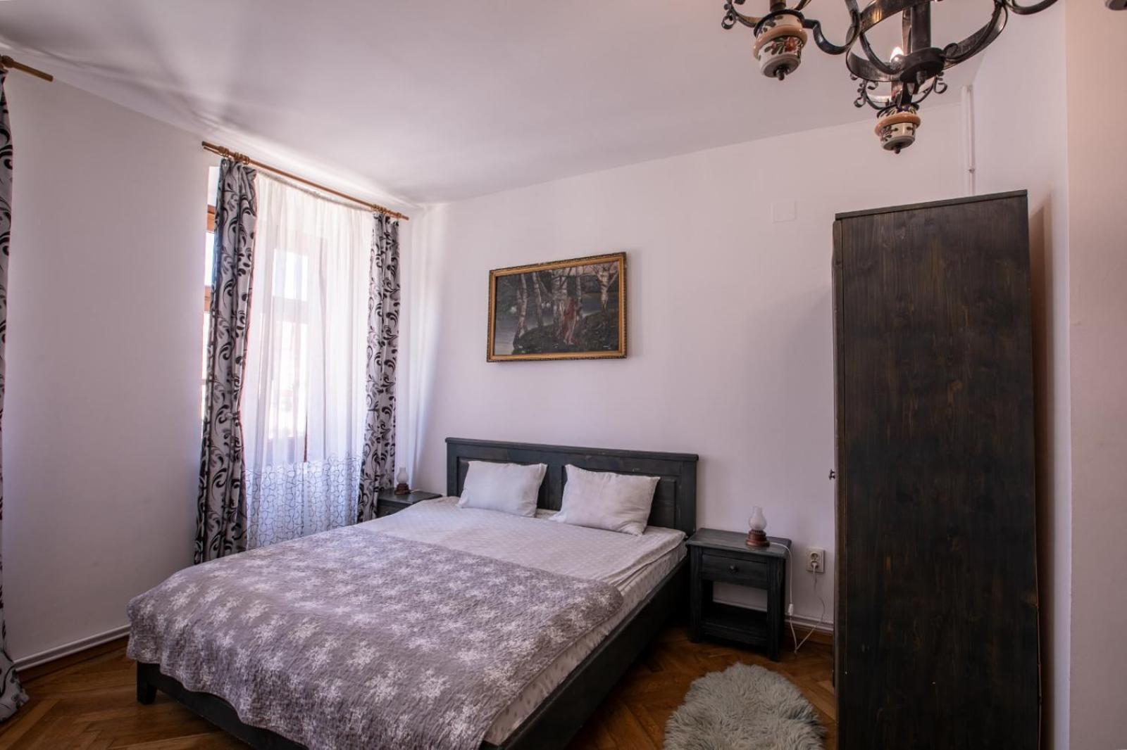 4 Rooms Piata Sfatului Brasov Luaran gambar