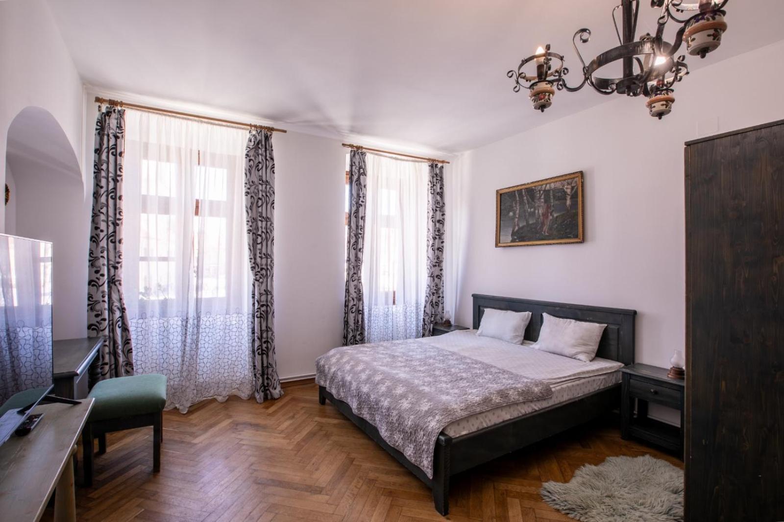 4 Rooms Piata Sfatului Brasov Luaran gambar