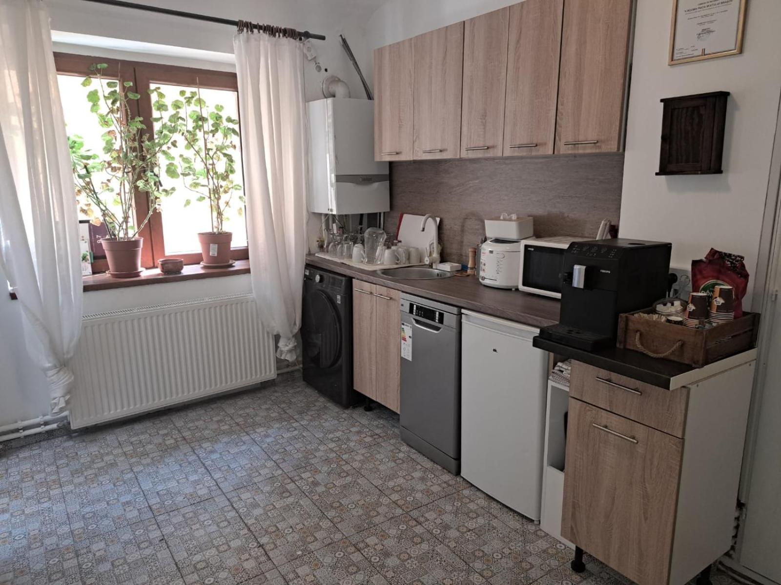4 Rooms Piata Sfatului Brasov Luaran gambar